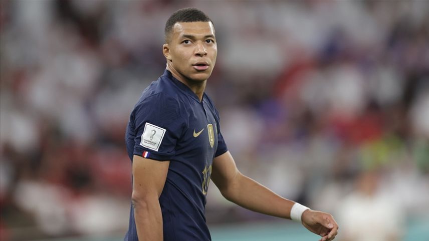 Fransız futbolcu Mbappe, alkollü içki logosu önünde poz vermeyi reddetti
