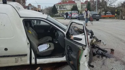 Tren arabayı biçti