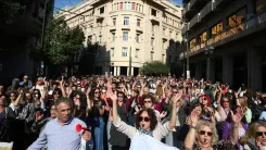 Atina'da öğretmenler maaşlarında artış talebiyle eylem yaptı
