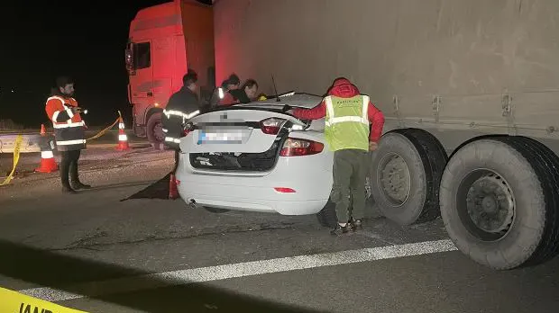 Otoyolda tırla otomobil çarpıştı: 1 ölü