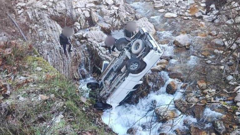 Trafik kazası: Otomobil nehre uçtu