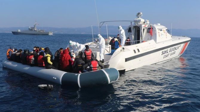 Yunanistan'dan geri itilen 82 göçmen kurtarıldı