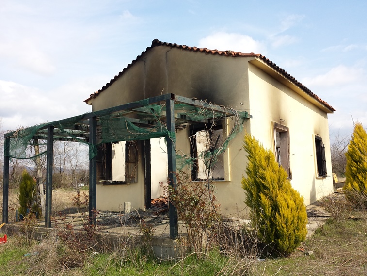 Gümülcine’de iki yazlık tarla evi ateşe verildi