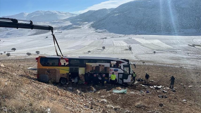 Yolcu otobüsü devrildi: 8 ölü, 35 yaralı