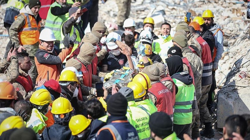 Arnavutluk'ta Türkiye'deki depremler nedeniyle ulusal yas ilan edildi