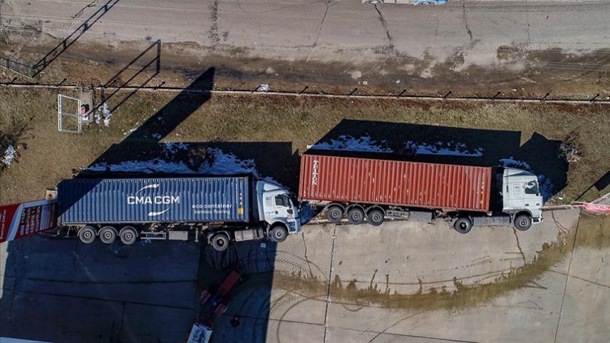 Deprem, Adıyaman'da park halindeki tırları da devirmiş