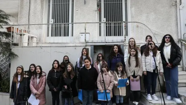 Yunanistan'da çocuklardan oluşan koro depremzedeler için şarkı söyledi