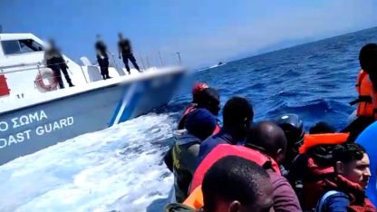 Yunanistan'dan geri itilen 16 düzensiz göçmen kurtarıldı