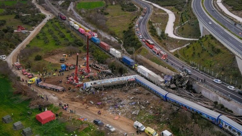 Tren kazasında ölenlerin sayısı 57'ye yükseldi