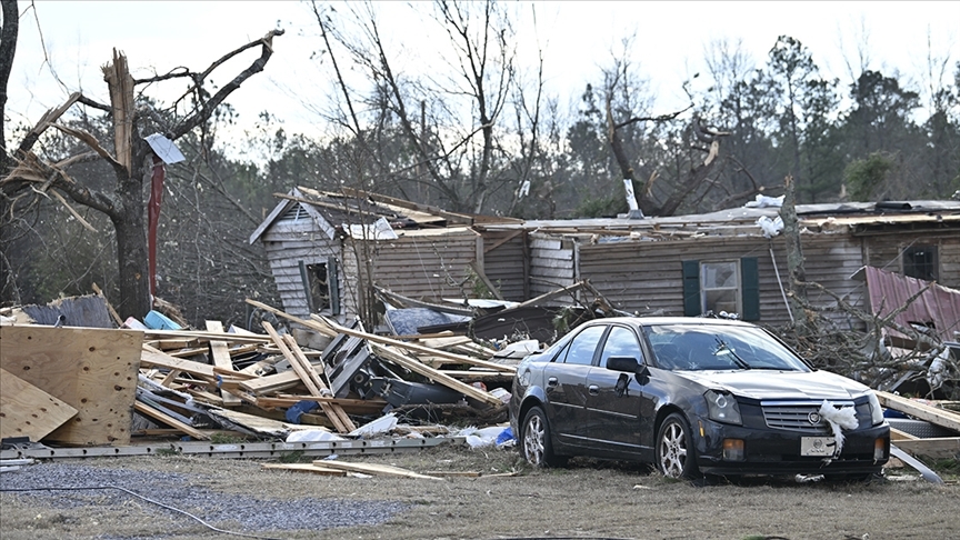 Kötü hava koşulları nedeniyle en az 10 kişi öldü