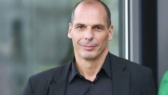 Ξυλοκόπησαν τον Γιάνη Βαρουφάκη - υπέστη κάταγμα στη μύτη