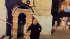 Ο ιερέας που προκάλεσε σάλο – Βρίζει χυδαία και απειλεί περαστικούς