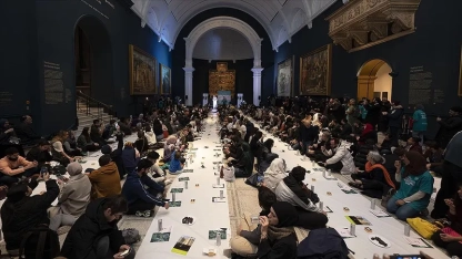 Londra'nın ünlü Victoria ve Albert Müzesi'nde toplu iftar programı düzenlendi
