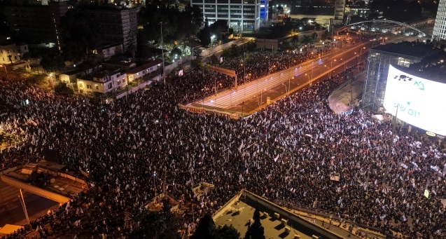 "Yargı Reformu" krizi büyüyor, binlerce İsrailli sokaklardaydı