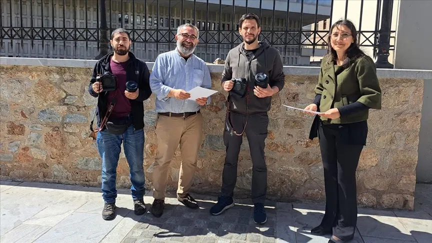 Anadolu Ajansı Türkiye'deki depremlerde ekipmanı hasar gören Yunan gazetecilere kamera hediye etti