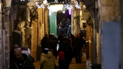 İsrail polisi, Mescid-i Aksa'ya yine baskın düzenledi