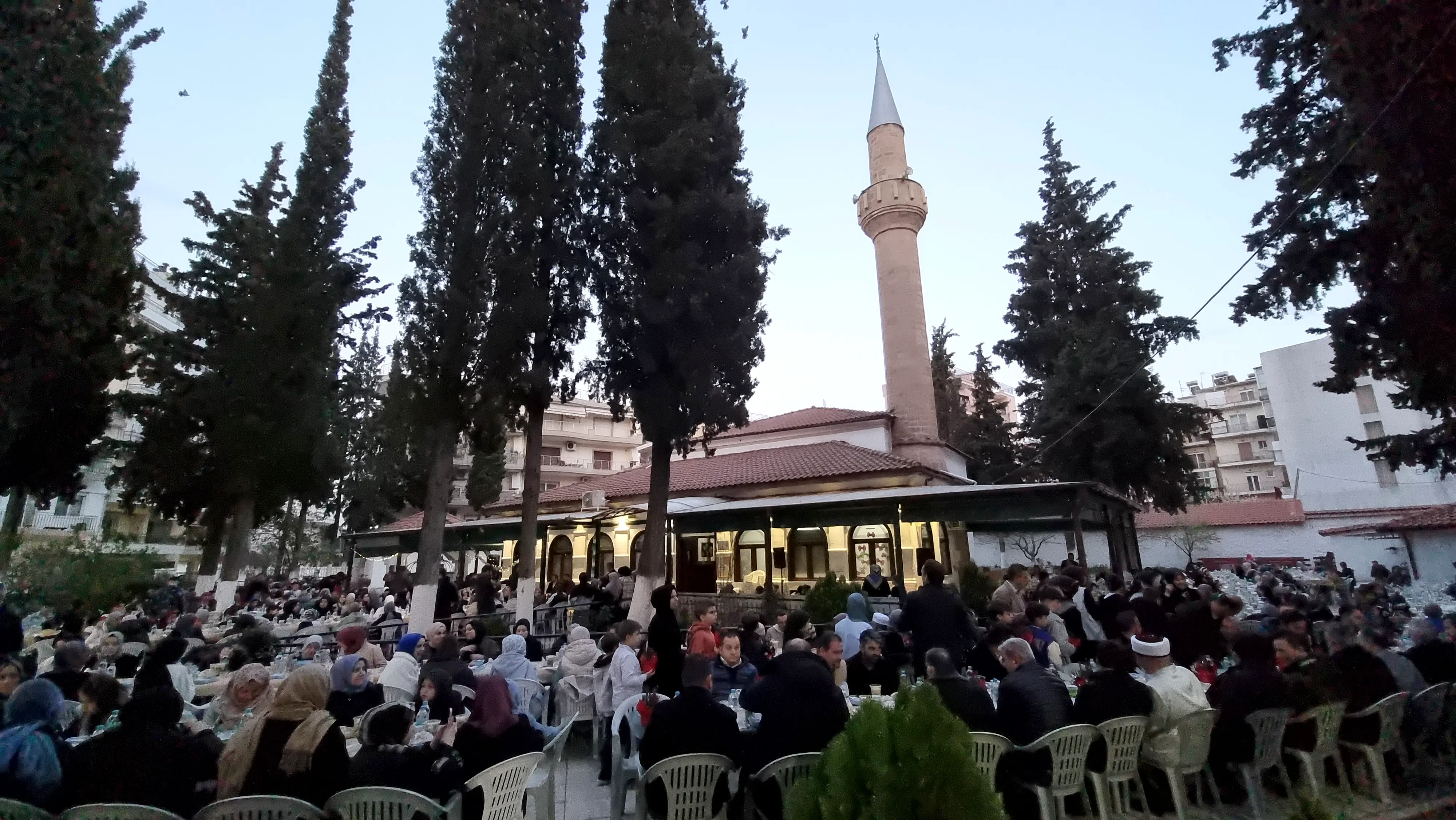 İskeçe Çınar Camii’nde iftar ve Kur’an ziyafeti