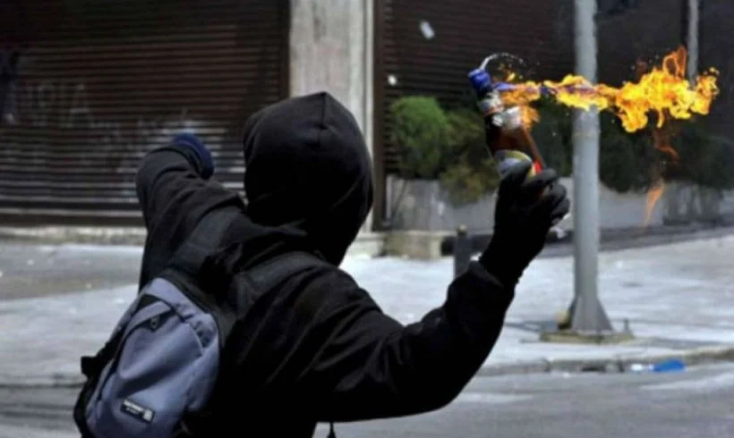 Nöbet tutan polise molotoflu saldırı