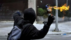 Nöbet tutan polise molotoflu saldırı
