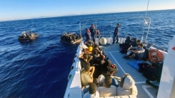 Yunanistan'ın ölüme terk ettiği 68 düzensiz göçmen kurtarıldı