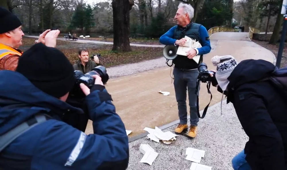 Irkçı lider Kur'an-ı Kerim yırttı