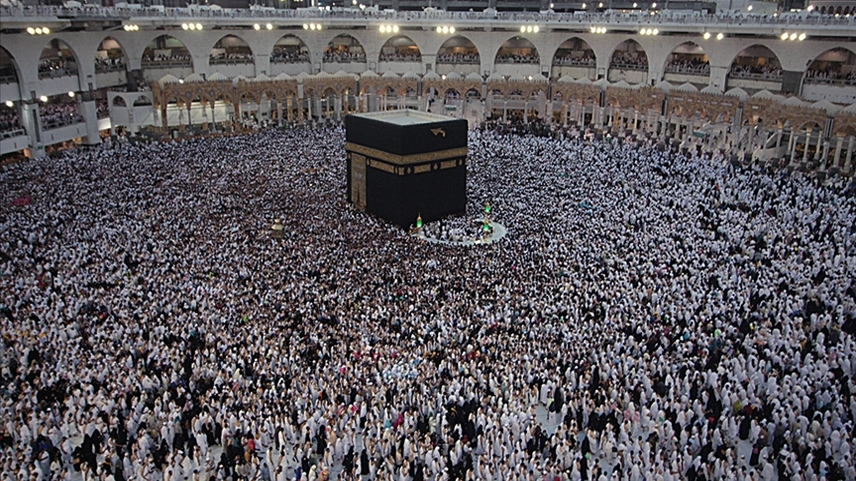Kabe doldu taştı! Ramazanın 25. gecesinde 1,5 milyon Müslüman ziyaret etti