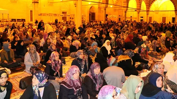 Batı Trakya Türkleri oruçlarını Selimiye Camisi bahçesinde açtı
