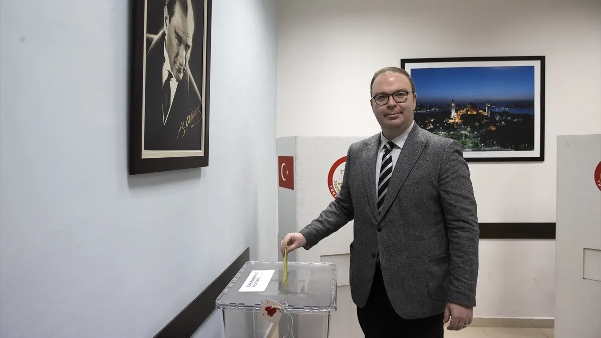 Başkonsolos Aykut Ünal, oyunu kullandı