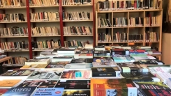 Sosyal medyaya rağmen, hala kitap okuyan gençler var!