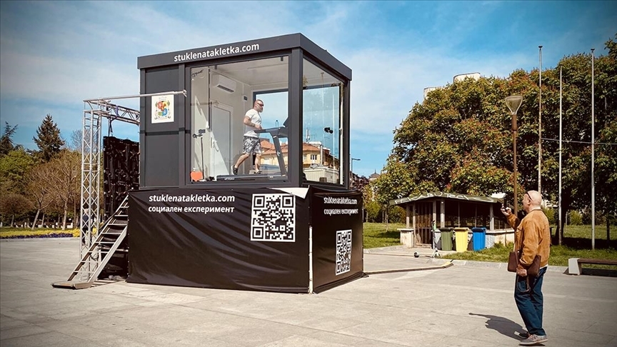 Maratoncu deney kapsamında 17 gün cam kafeste yaşayacak