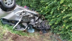 Yoldan çıkan otomobil 50 metrelik uçuruma düştü