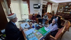 Müftü İbrahim Şerif depremzedeler için kermes düzenleyen gençlerle buluştu