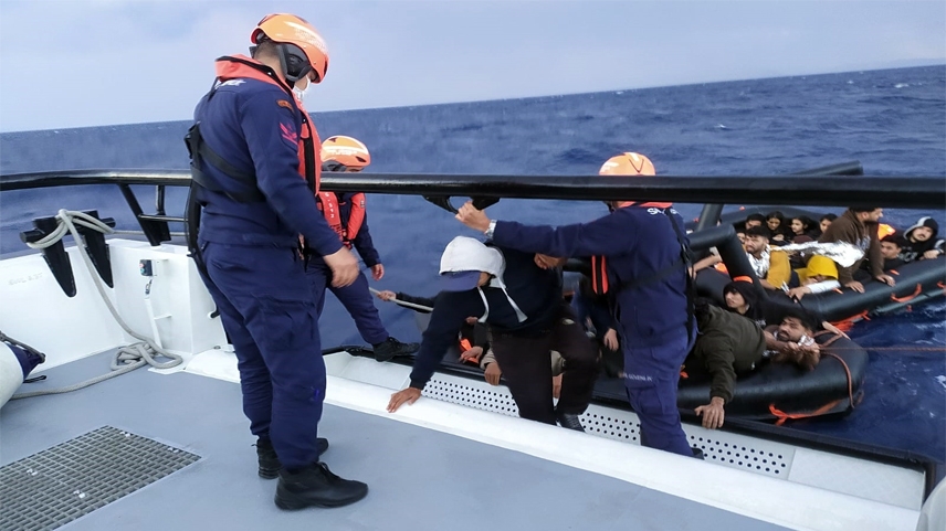 Yunanistan tarafından Türk kara sularına geri itilen 70 düzensiz göçmen kurtarıldı