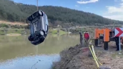 Otomobil gölete düştü: 1'i çocuk 3 ölü