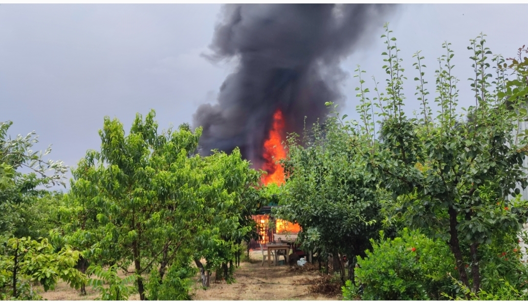 Gümülcine'de bir bahçe evi yandı 