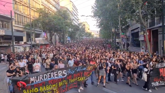 Mültecileri ölüme itmekle suçlanan Yunanistan'da halk sokağa indi!