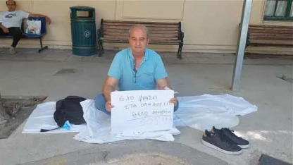 Çetin Mandacı hastane önünde eylem yaptı