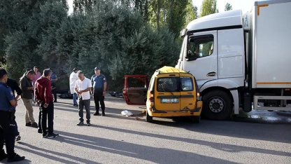 Taksinin kamyonla çarpıştığı kazada 4 kişi öldü