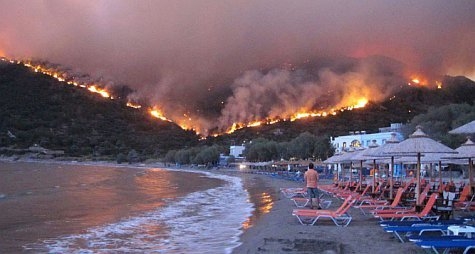 Orman yangınları yerleşim yerlerine sıçradı: Çok sayıda ev yandı