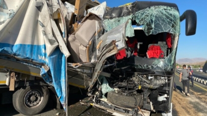 Yolcu otobüsü tıra arkadan çarptı: 1 ölü, 34 yaralı