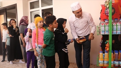 İmam ve müezzin "Çocuk Market" ile yeni nesle camiyi sevdiriyor