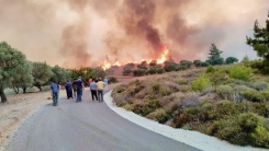 Rodos Adası'ndaki yangında itfaiye ekibi mahsur kaldı