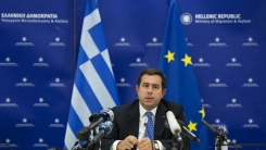 Orman yangınları tatil yapan Bakan Mitarakis'in başını yaktı