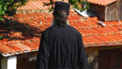 Παπαδιά εισέβαλε στο γραφείο του παπά και έσυρε από τα μαλλιά 29χρονη που εξομολογούνταν