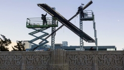 Elon Musk'ın, Twitter binasındaki logoyu "X" ile değiştirmesi tartışma yarattı