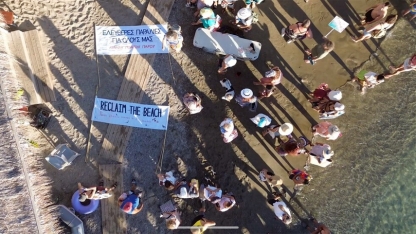 Yunanistan'da plajların ruhsatsız işletmecilerine tepki için havlu hareketi