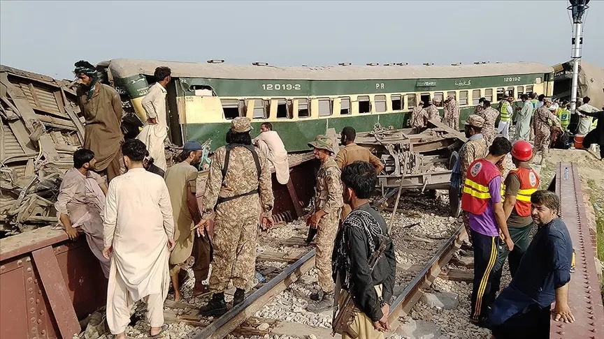 Tren raydan çıktı 30 kişi öldü