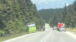 Yoldan çıkan yolcu otobüsü hendeğe düştü