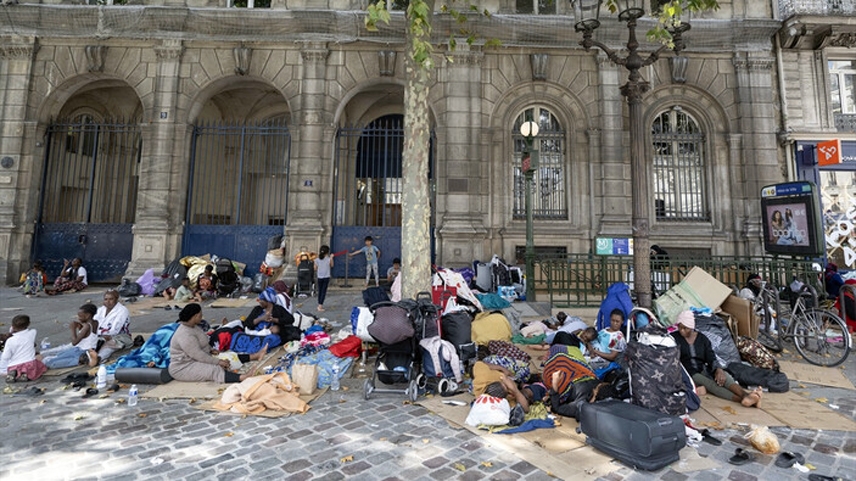 Düzensiz göçmenler Paris Belediyesi'nin önünde kamp kurdu
