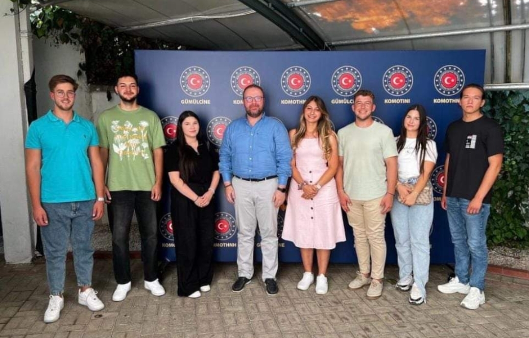 Gençlerden Başkonsolos Aykut Ünal'a ziyaret